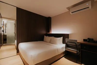 Standard Queen Room — PureJoy Hotel Saigon